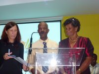 Marie-Christine LABUZAN-FAVERIAL ( �lue du CD national) remet la m�daille d'Or de l'UFOLEP Nationale