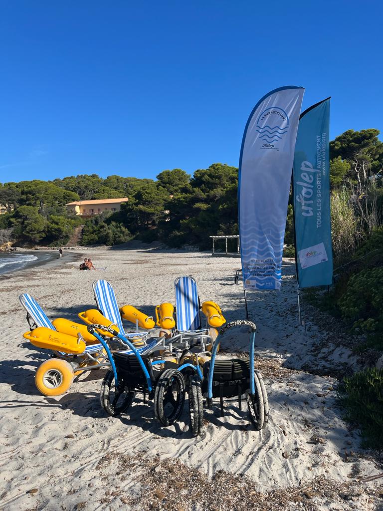 Hyères Giens Var Hôpital Renée Sabran Baignade en Mer. Carte postale ancienne et vue d