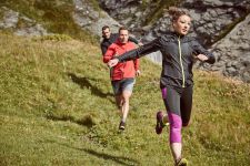 Couv_trail_montagne_groupe_3_pers_MIZUNO-Visuel_ambiance_8_Post_trail_running.jpg