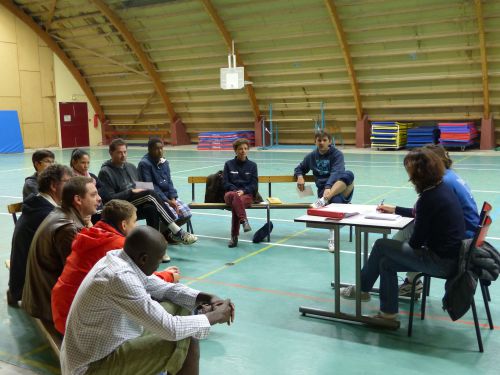 Dossier_p14_voley__AG_ES_Blanzacaise_avec_migrants_soudanais_2016.jpg