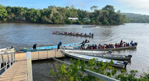 Dossier_p15_Guyane_Camopi_pirogues.jpg