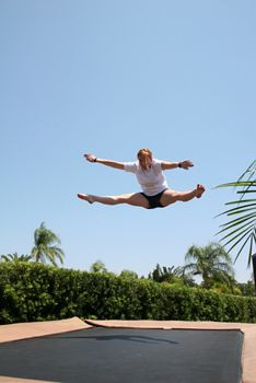 TRAMPOLINE-SAUT-234X350.jpg